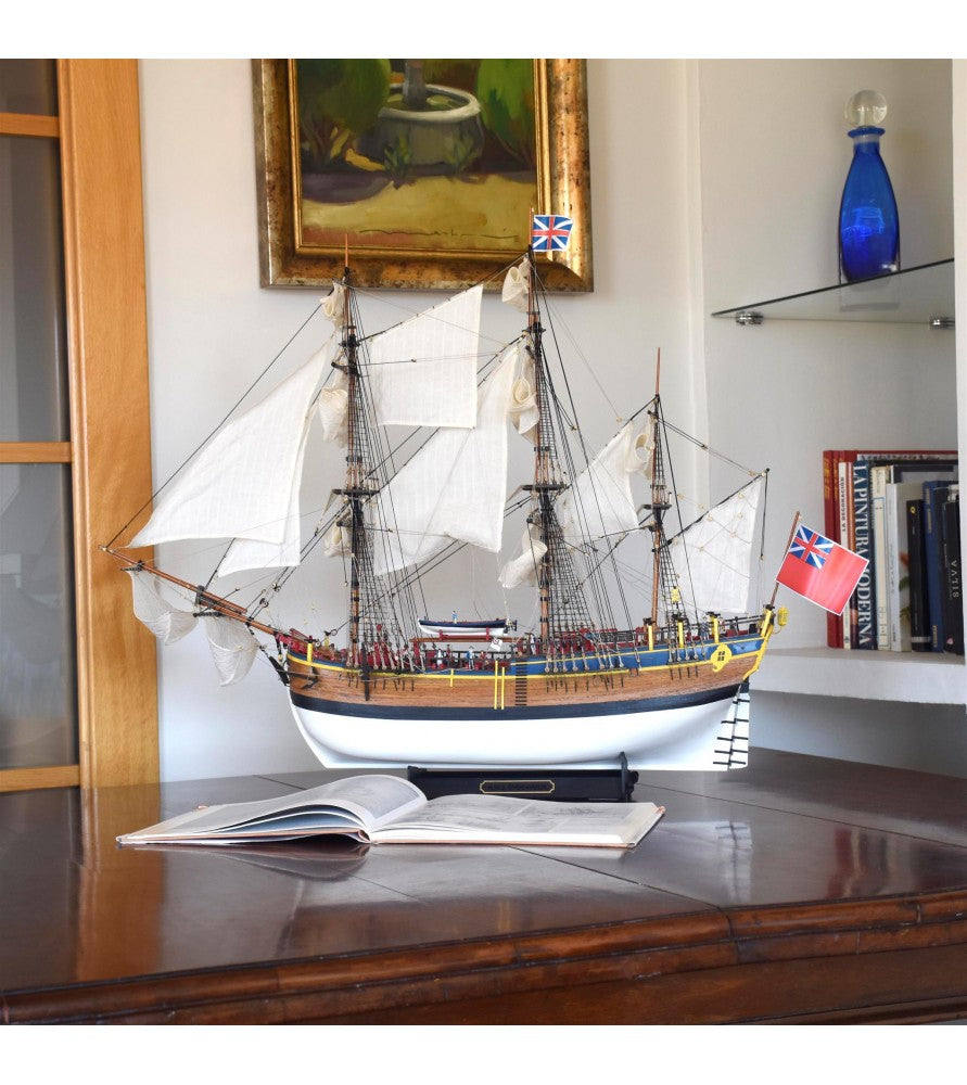 Gift Pack with Ship Model, Figures, Paints and LED Lightning: HMS Endeavour